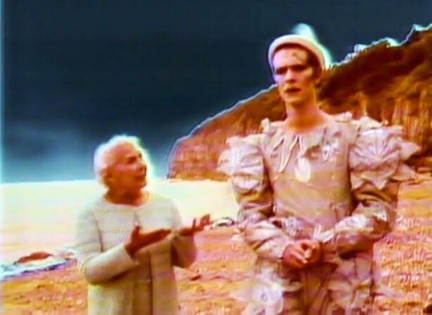 DavidBowieBot's tweet photo. （『アッシュズ・トゥ・アッシュズ』のビデオについて）

最初、ブライトンの海岸か何処かで始まるんですよね。途中で取り巻きみたいな連中が現れて、前にピエロみたいな格好をして歩いてくるボウイがいて。その背後からブルドーザーが迫ってくる。そのシーンがすごい好きで。

ーー高橋幸宏 https://t.co/T8aJzuT5Mm