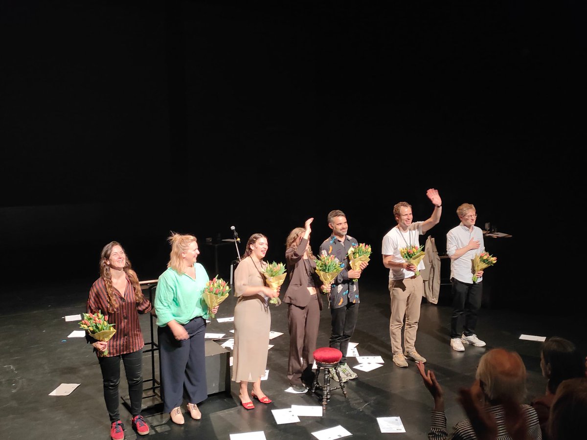 teatrenacional's tweet photo. 🇧🇪 Dissabte al @kvsbrussels vam estrenar en flamenc els textos 'Breve historia del ferrocarril español' de @joanyago amb direcció de @montserodriguez i 'L'home sense veu' de @laclaudiacedo, dirigit per Juan Pablo Miranda.
#DramatúrgiaEmergentEuropea #BetweenLands https://t.co/YPpbI9WrCC