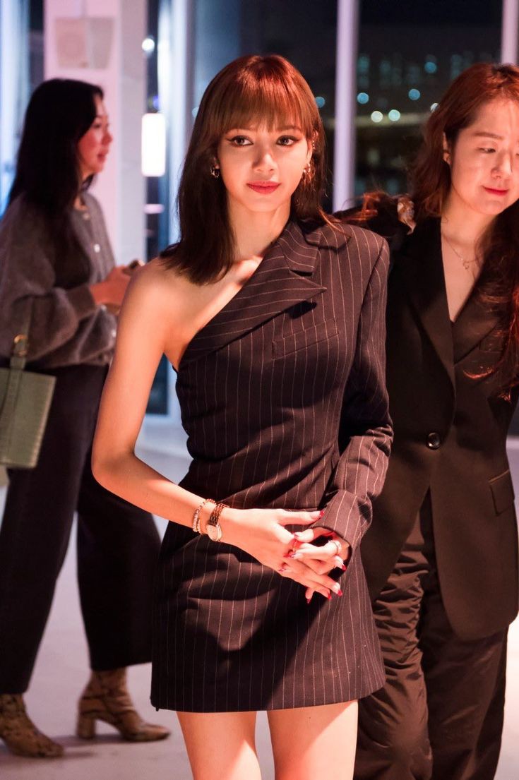 lL1as27's tweet photo. ลิซ่าในงานบุลการีสมัยนั้นสวยมาก ผมไม่สั้นไม่ยาวแต่ทำดีทำสวย ไม่รู้ว่าช่างทำผมคนนั้นกับปัจจุบันคนเดียวกันป่าว วันนี้ก็รอลุ้นชุดกับเครื่องประดับ ส่วนผมนั้นไม่คาดหวังไม่ผิดหวัง
#LISAXBVLGARI
#ลิซ่า #LISA #LALISA https://t.co/tFmmSeKKhk