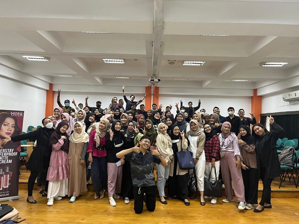 seru_ro's tweet photo. Public Relations students of Ilkom UMY batch of 2019. ✨

@komunikasiumy @UMYogya https://t.co/LJQTTR37RC