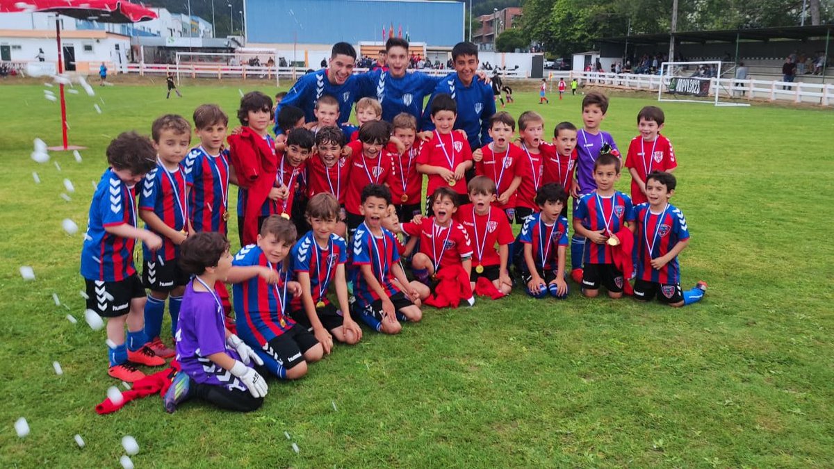 SDLEIOAoficial's tweet photo. 😀 #2014A, #2014C, #2014D, #2015A, #2015B, #2016A y #2016B disputaron este sábado un torneo en Sámano.
⚽️ A ze esperientzia!
Muchas gracias por la ivitación, @UDSamano. 🤝
#AupaLeioaBETI 💙❤️ https://t.co/R5aWhXWgoW