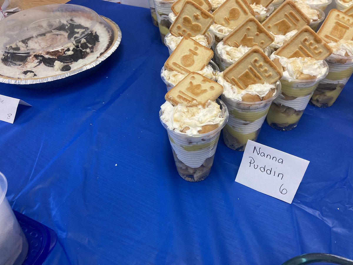 BrennaFarrell9's tweet photo. Colebrook dessert challenge is ON! #alwaysbettertogether @WestIrondequoit https://t.co/xEVL4FyNaA
