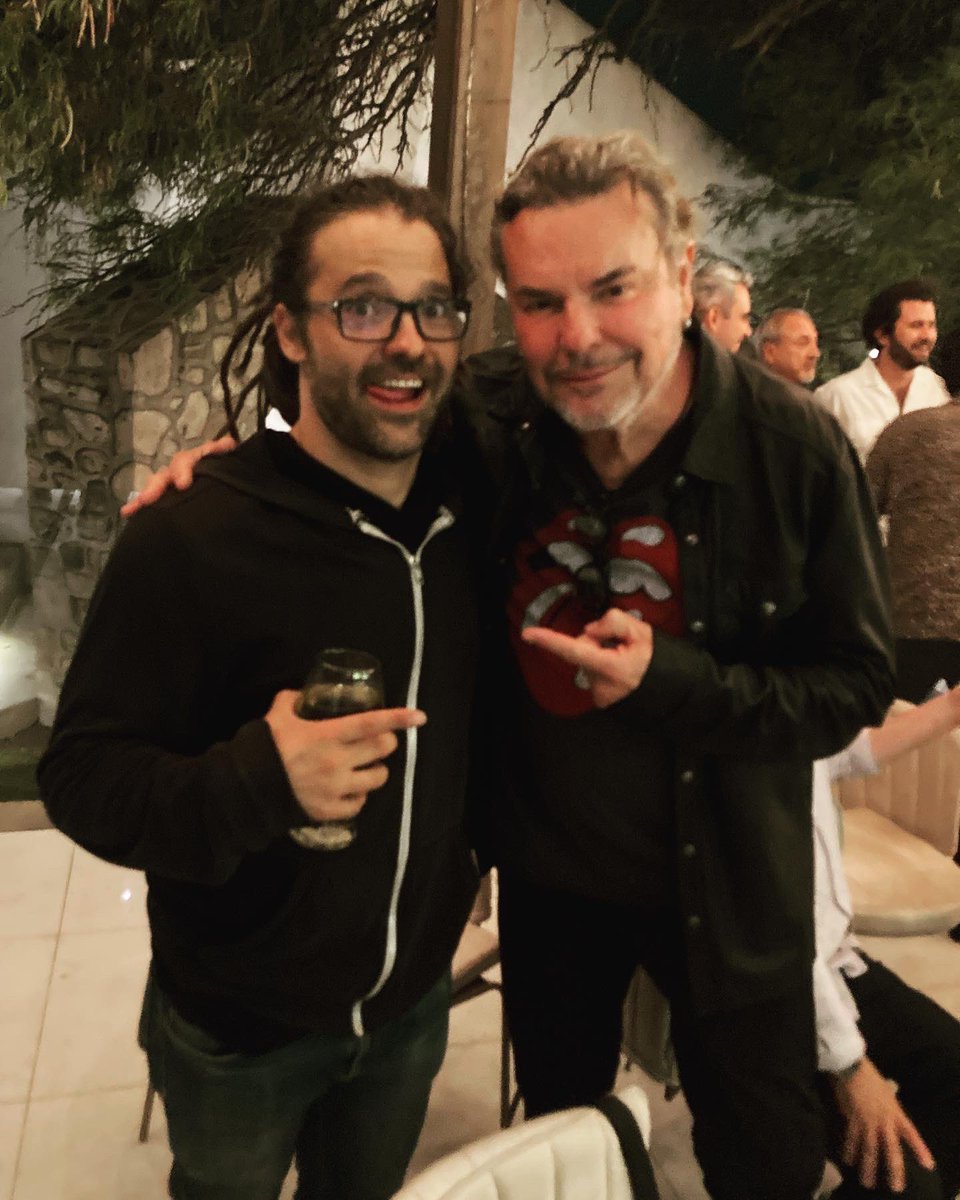 bernaquintanar's tweet photo. Un honor haber compartido escenario con tan grandes músicos en el cumpleaños de Sergio Vallin guitarrista de @manaoficial https://t.co/agbLKgKEUn