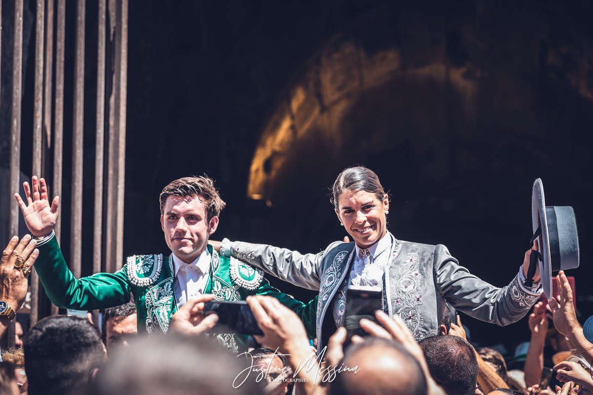 actutoro's tweet photo. LÉA ET GUILLERMO OUVRENT LA PORTE DES CONSULS 

Toros de F BOHORQUEZ (6• primé d’un tour de piste posthume), donnant du jeu.

L VICENS : deux oreilles, deux oreilles et oreille 

GH DE MENDOZA : ovation, oreille et deux oreilles 

#nimes #toros #cheval #horse #caballo #rejon https://t.co/XeozDUjpZT
