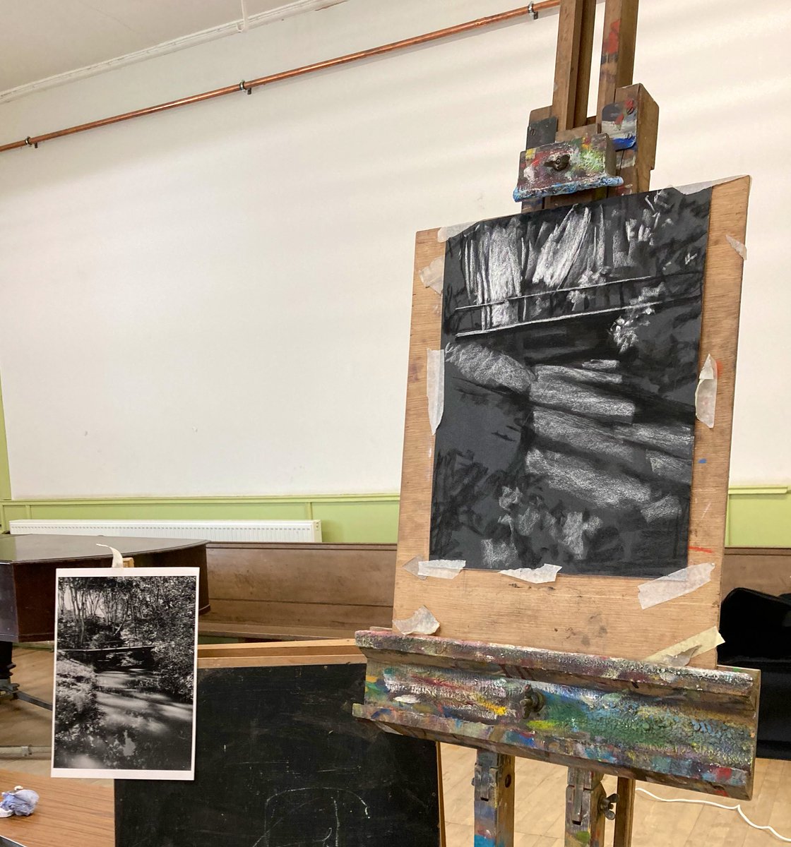 #KelvinsideHillheadChurch 1st Monday of the month meeting of #GlasgowSocietyWomenArtists as <a href="/lynnbabs/">Lynn Howarth</a> demonstrates her amazing talent &amp; skills as a pastel painter. She is working with black &amp; white pastels focussing on tonal values. She starts with dark tones then white.