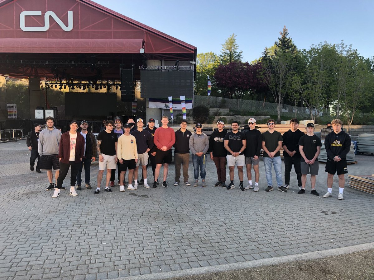 Big shoutout to our 20 ⁦<a href="/RiflesFootball/">𝙍𝙞𝙛𝙡𝙚𝙨𝙁𝙤𝙤𝙩𝙗𝙖𝙡𝙡.𝙘𝙤𝙢 🏈</a>⁩ players who volunteered their time last night to help ⁦#PrideWinnipeg cleanup the event site, carrying, stacking every single chair &amp; table at the event! I know Barry and his staff greatly appreciated your tremendous help!  #RifleUp