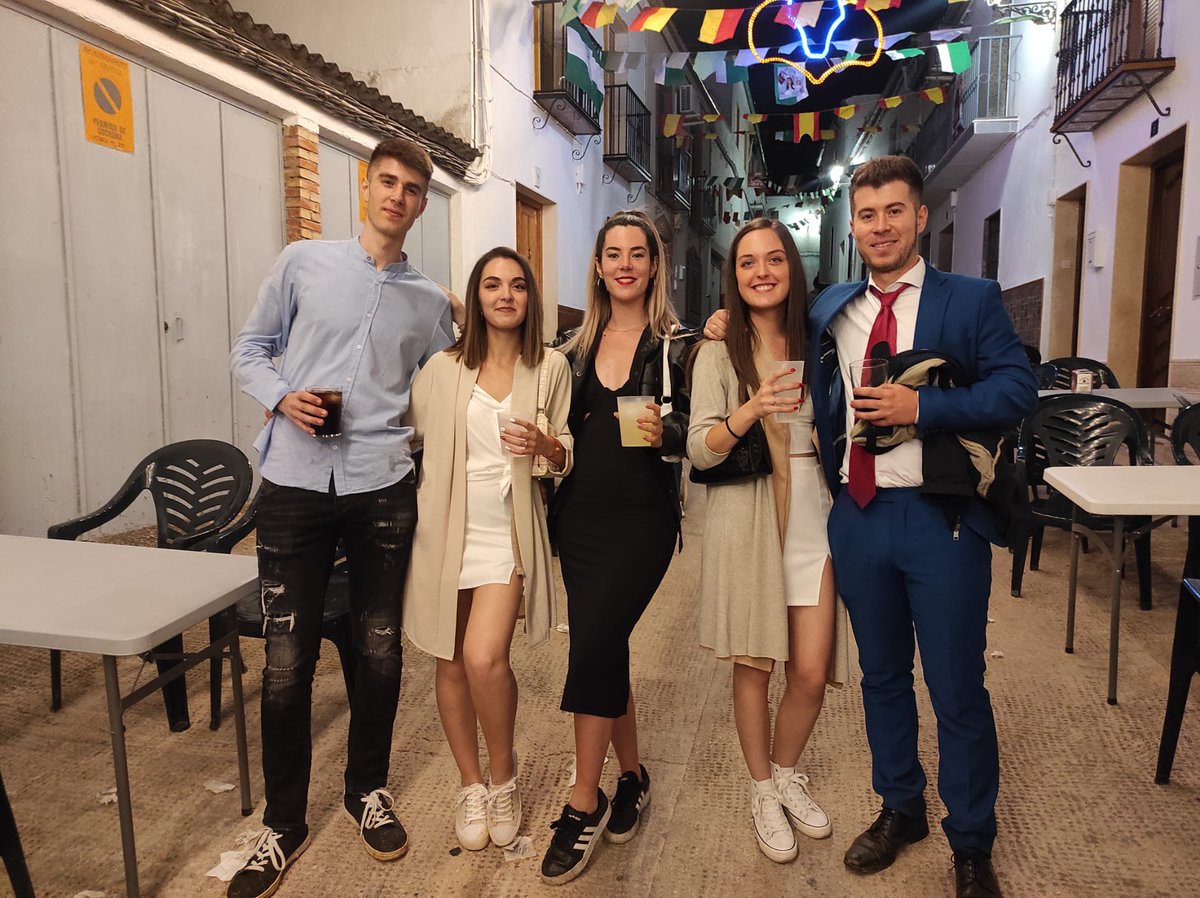 Sara01SV's tweet photo. la amistad entre primos >>>> https://t.co/eHfQtX4GFN