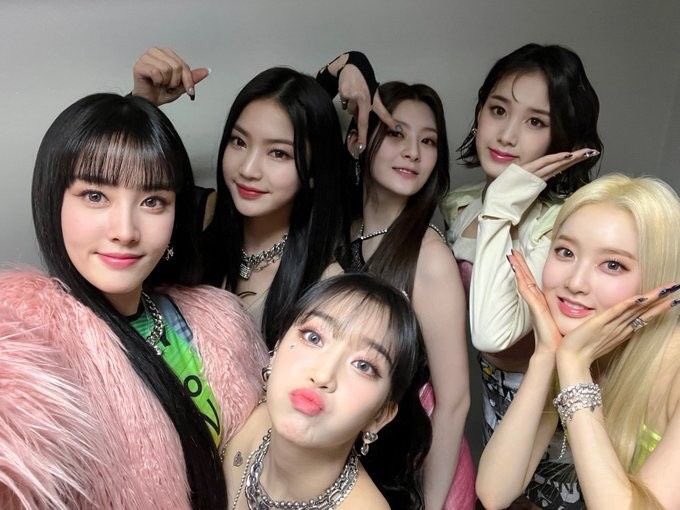 youn9luv's tweet photo. qrt with your favorite song off the stayc mini albums https://t.co/JNiaVaDe1u