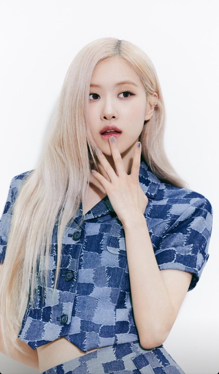 S901995's tweet photo. O!OiCOLLECTION with ROSÉ
22S/S 'Réjouir’
A matching moment. @ roses_are_rosie pairing a button up crop jacket with a pleated skirt in a matching patchwork denim fabric.

#OIOIxROSÉ #OIOICOLLECTION #ROSÉ #로제 https://t.co/9bOYz2Ldei
