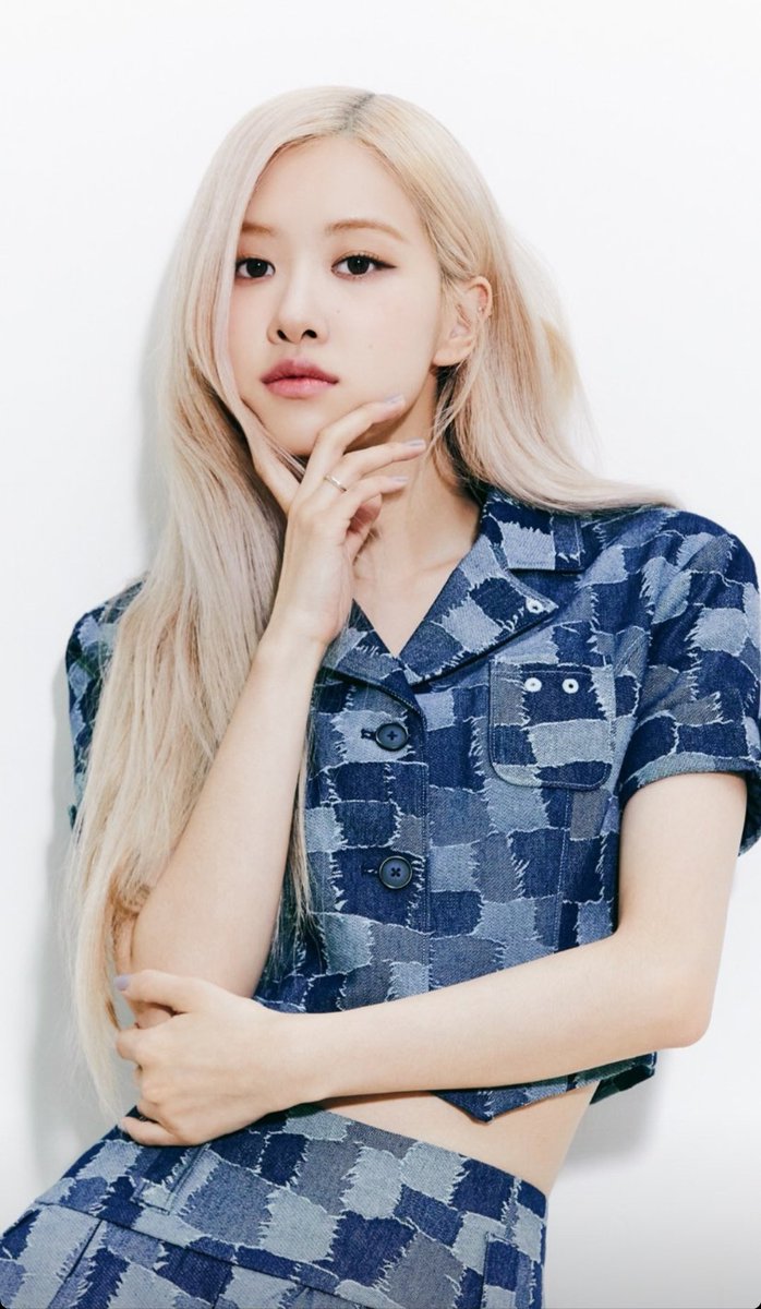 S901995's tweet photo. O!OiCOLLECTION with ROSÉ
22S/S 'Réjouir’
A matching moment. @ roses_are_rosie pairing a button up crop jacket with a pleated skirt in a matching patchwork denim fabric.

#OIOIxROSÉ #OIOICOLLECTION #ROSÉ #로제 https://t.co/9bOYz2Ldei
