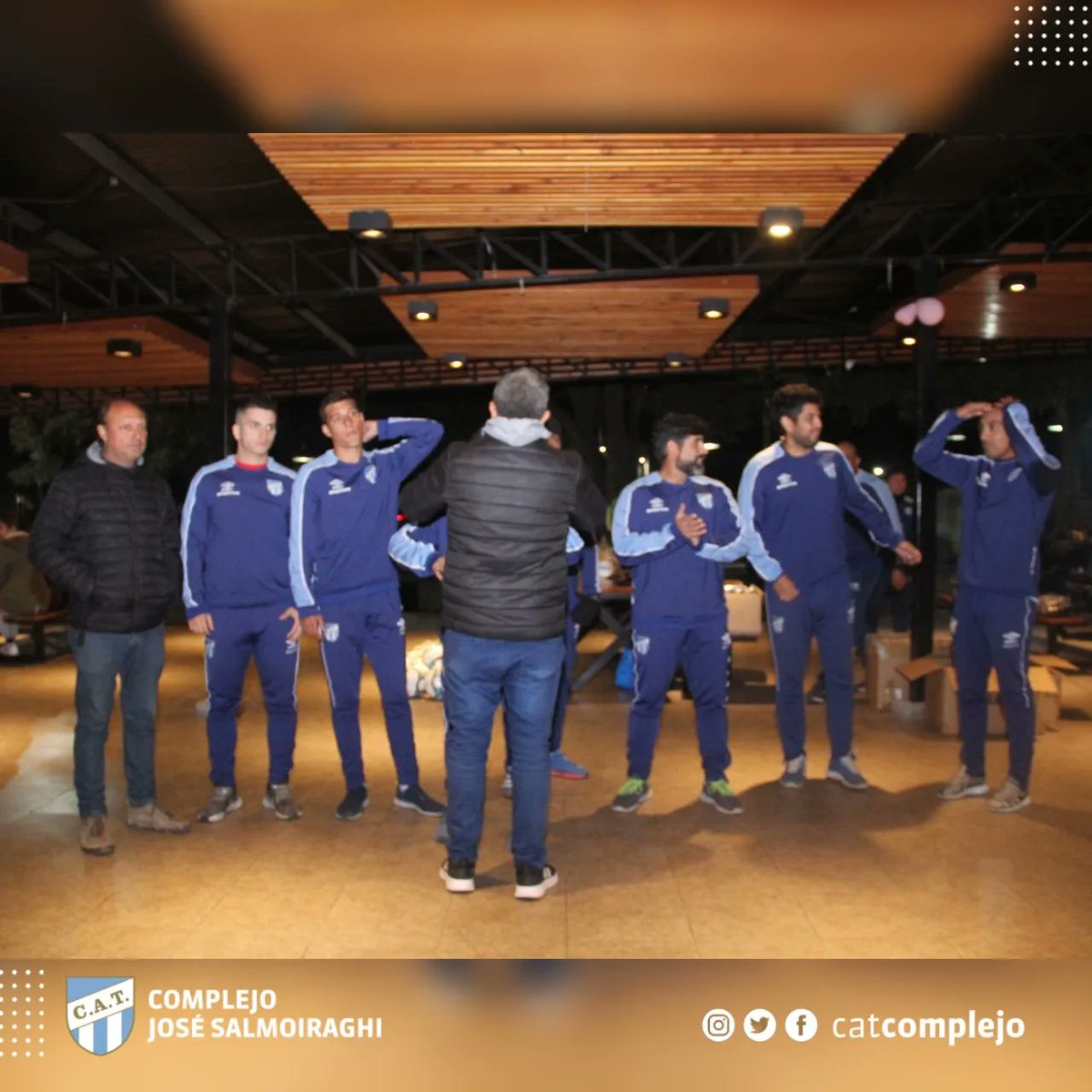 catcomplejo's tweet photo. #Institucional 

Se hizo entrega de indumentaria y materiales deportivos a los profes de las Categorías Escuela Decana y Pre Escuela.

Carlos Aguirre, Pablo Jemio y Mario Ortega  fueron los encargados hacer la gestión.

#VamosDecano💪💙🤍 https://t.co/SDKl2iM0rd