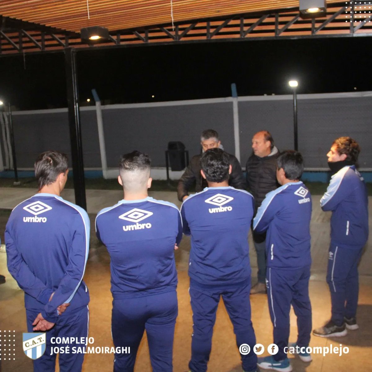 catcomplejo's tweet photo. #Institucional 

Se hizo entrega de indumentaria y materiales deportivos a los profes de las Categorías Escuela Decana y Pre Escuela.

Carlos Aguirre, Pablo Jemio y Mario Ortega  fueron los encargados hacer la gestión.

#VamosDecano💪💙🤍 https://t.co/SDKl2iM0rd