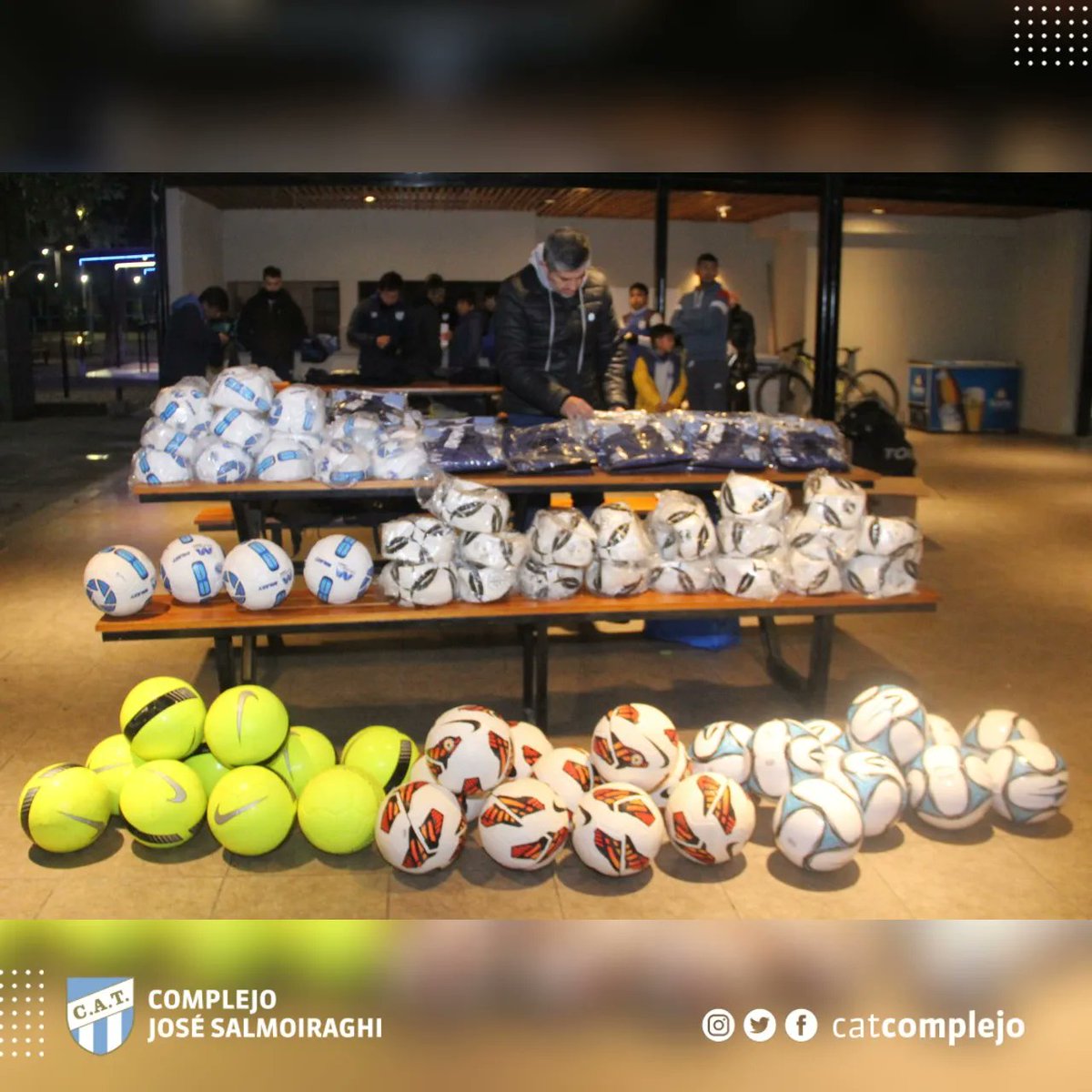 catcomplejo's tweet photo. #Institucional 

Se hizo entrega de indumentaria y materiales deportivos a los profes de las Categorías Escuela Decana y Pre Escuela.

Carlos Aguirre, Pablo Jemio y Mario Ortega  fueron los encargados hacer la gestión.

#VamosDecano💪💙🤍 https://t.co/SDKl2iM0rd