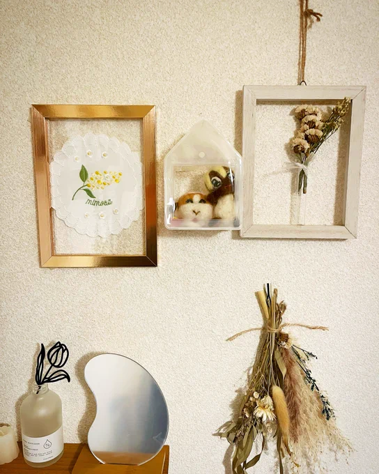 キャンドゥにぬい入れて壁にかざれるお家みたいなのあった!ホコリ被り防止にもなるので良いっすねサイズはSとMあったよ〜壁にかけないで入れたまま飾っても良い 