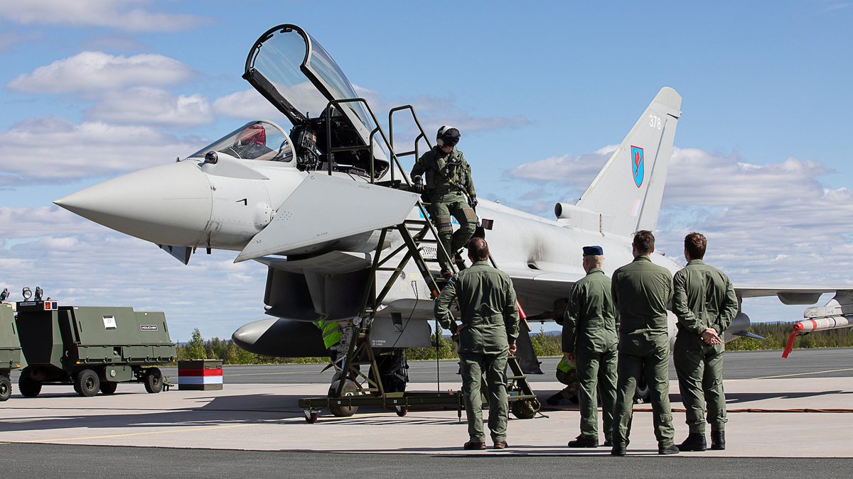 Lapin lennoston isännöimään Joint Expeditionary Force -koulutustapahtumaan osallistuvat Eurofighter Typhoon -hävittäjät saapuivat tänään Rovaniemelle kotitukikohdastaan Lossiemouthista. Tervetuloa Suomeen! 🇫🇮🇬🇧 #JEFtogether #ilmavoimat #rovaniemi @Laplsto