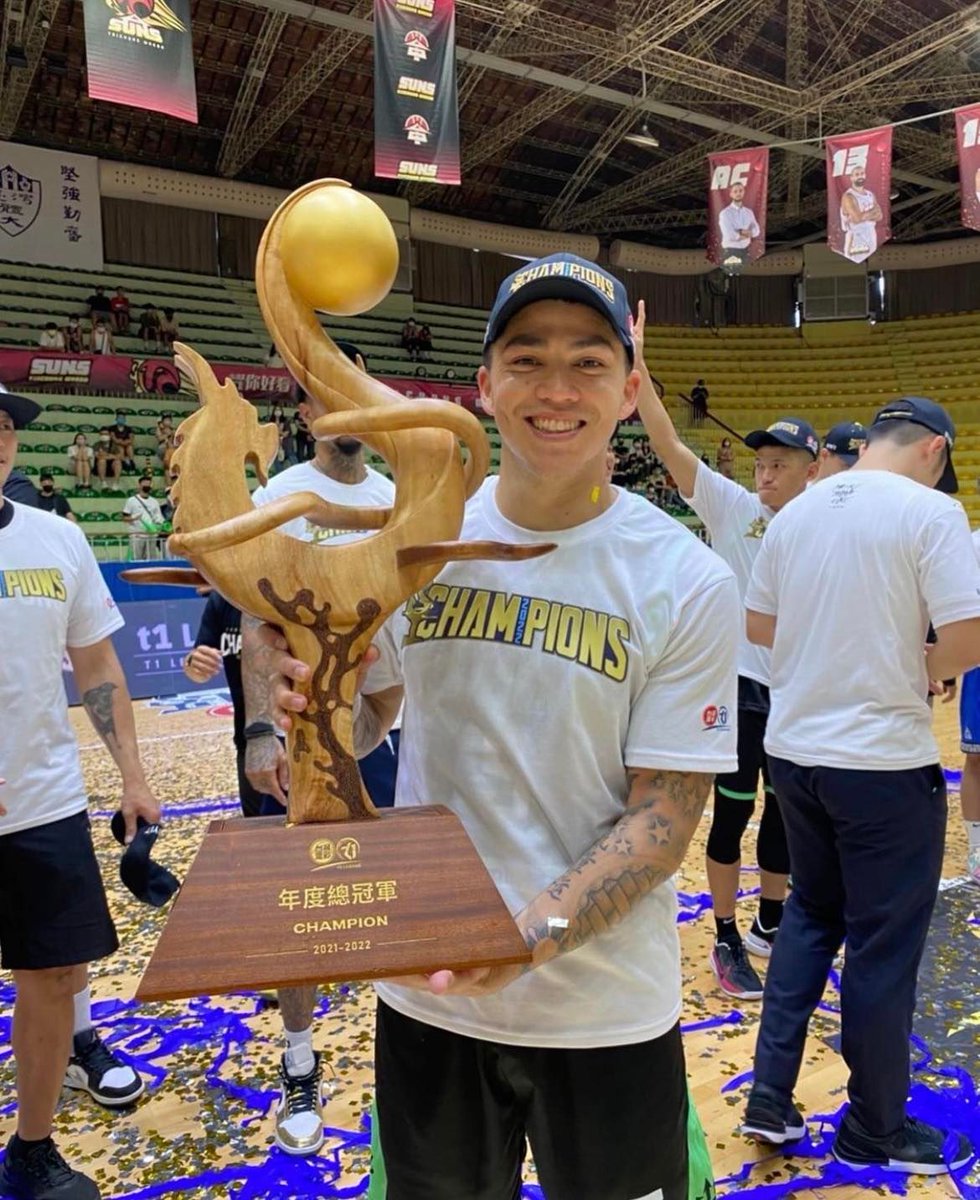 OneSportsPHL's tweet photo. Jason Brickman's updated Asian title collection:

Westports Malaysia Dragons 🇲🇾 ABL
Hi-Tech Bangkok City 🇹🇭 TBSL
Kaohsiung Aquas 🇹🇼 T1

📷 @jasonbrickman5 https://t.co/QrUyanBvew