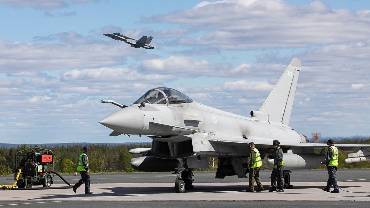 Typhoons from @RAFLossiemouth have arrived at #Rovaniemi Air Base for a Joint Expeditionary Force training event hosted by the Lapland Air Command. Welcome to Finland! 🇫🇮🇬🇧 #JEFtogether #ilmavoimat @Laplsto