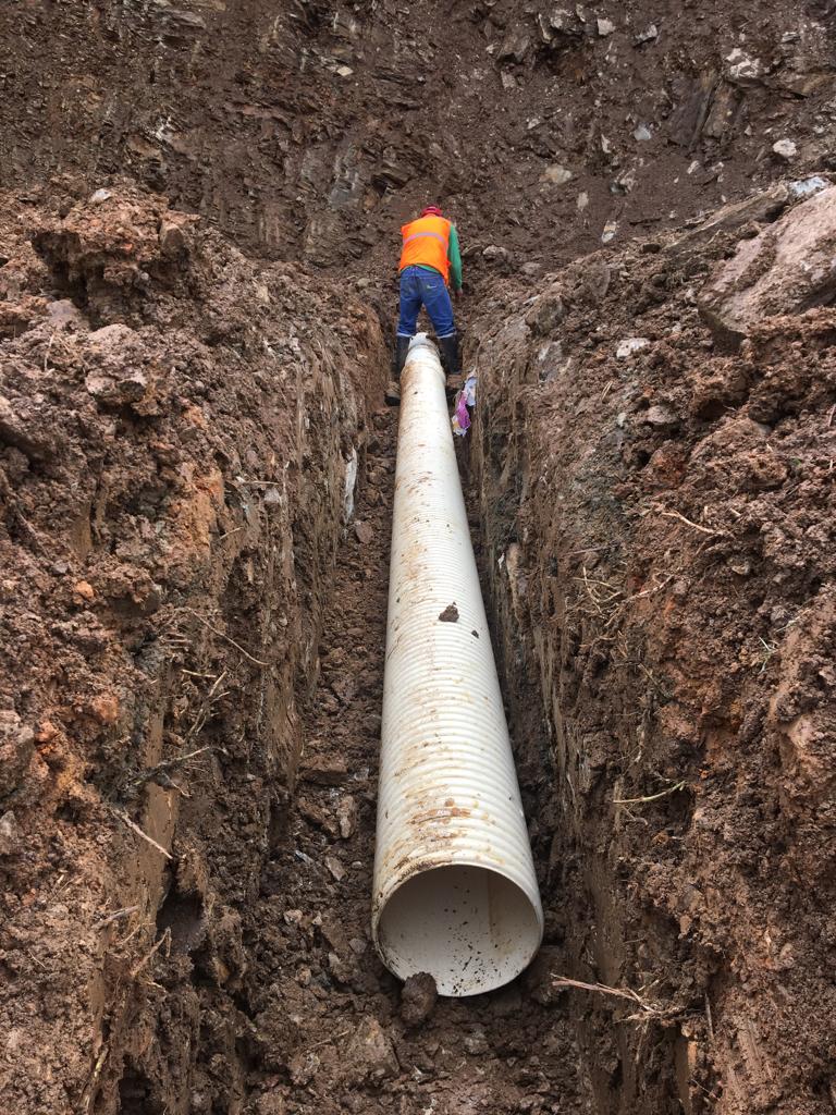 mguachapala's tweet photo. 🔴| Más obras 🚧
✅ En la comunidad de Juntas nuestro personal se encuentra realizando la colocación de tubería para pasos de agua lluvia.
✅ Seguimos avanzando en esta obra que beneficiará a nuestra querida población.
#TrabajamosConElCorazón ❤️
#PanchoLuzuriagaAlcalde https://t.co/d8reyhUc6X