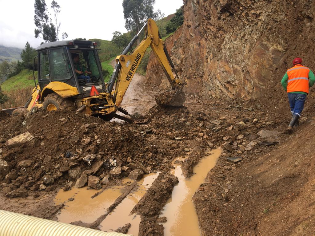 mguachapala's tweet photo. 🔴| Más obras 🚧
✅ En la comunidad de Juntas nuestro personal se encuentra realizando la colocación de tubería para pasos de agua lluvia.
✅ Seguimos avanzando en esta obra que beneficiará a nuestra querida población.
#TrabajamosConElCorazón ❤️
#PanchoLuzuriagaAlcalde https://t.co/d8reyhUc6X