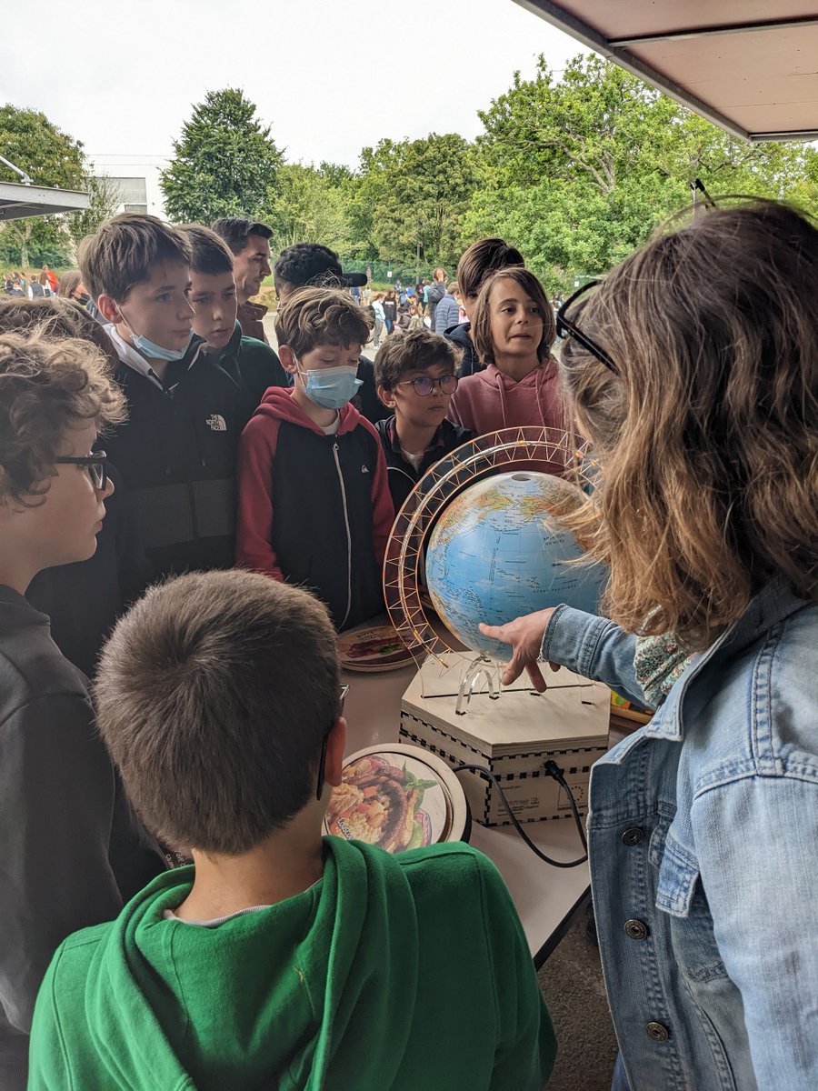 coolfoodpro's tweet photo. For Cool Food Pro, @La bio en Finistère went to the Fontaine Blanche secondary school with fun activities to raise awareness of more sustainable food choices. Here is Florence presenting the challenges of a more plant-based diet to the students! https://t.co/2PTlu8YXZD