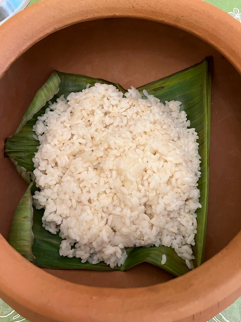 bibidempo's tweet photo. Goan Brown Rice and Mackerel Curry cooked in mud pots. Food cooked in a clay pot is high in calcium, phosphorous, iron, magnesium and sulfur. Clay is alkaline, it neutralises the acidity in food, making it easier for digestion.
#Health #MudPots #GoanFood https://t.co/OsztHvOt7V