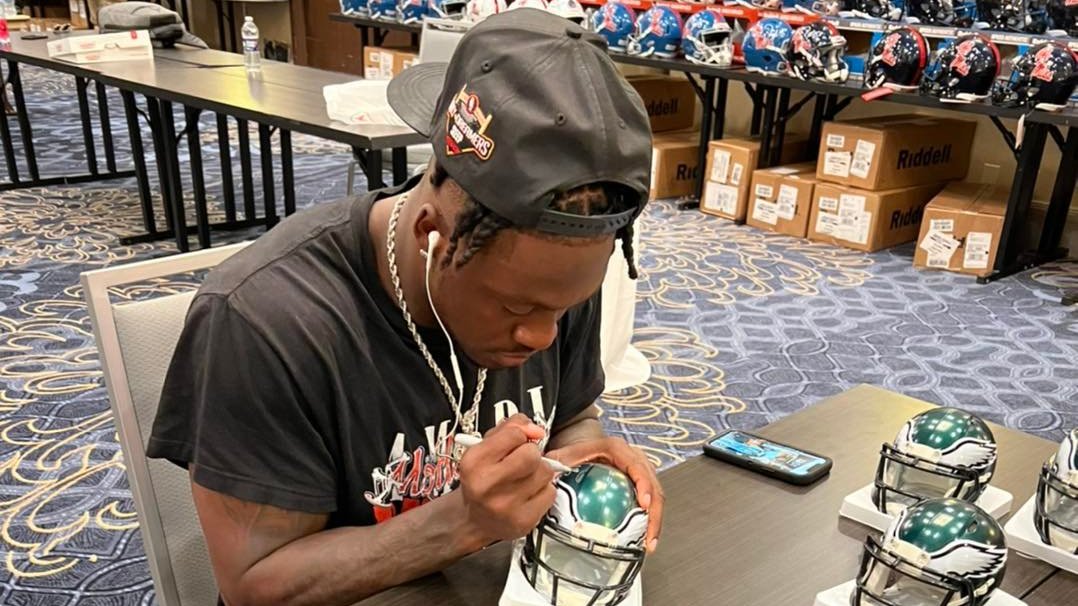 Thejerseysource's tweet photo. The Philadelphia Eagles newest star, AJ Brown, just signed some new Eagles items. Get yours soon on our website!
@1kalwaysopen_

#philadelphiaeagles #NFL #whodoyoucollect #csa #jerseysourceautographs #jerseysource #AJBrown #flyeaglesfly https://t.co/aP4njzG52O