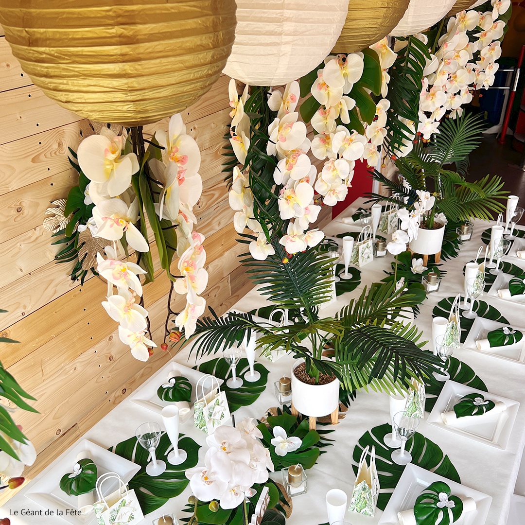 On avait hâte de vous faire découvrir notre nouvelle vitrine sur le thème du mariage tropical. Franck aux travaux de menuiserie et Karine à la déco 🥳 Dommage qu'on ne puisse pas mettre plus de photos sur Twitter…
Qu’en pensez-vous ? 😍