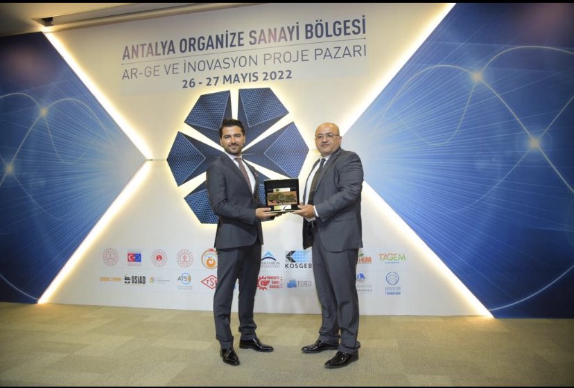 AOSBProjePazari's tweet image. Antalya OSB Ar-Ge ve İnovasyon Proje Pazarı’22 Etkinliği kapsamında “ASELSAN ve Ar-Ge Yönetimi” sunumu ile etkinliğimize katkı sağlayan ASELSAN Ar-Ge Yönetimi Genel Müdür Yardımcılığı,Ar-Ge İşbirlikleri Koordinatörü  Erdem Can ÖZDEMİR‘e teşekkür ederiz.@ASELSAN @aalibaharr