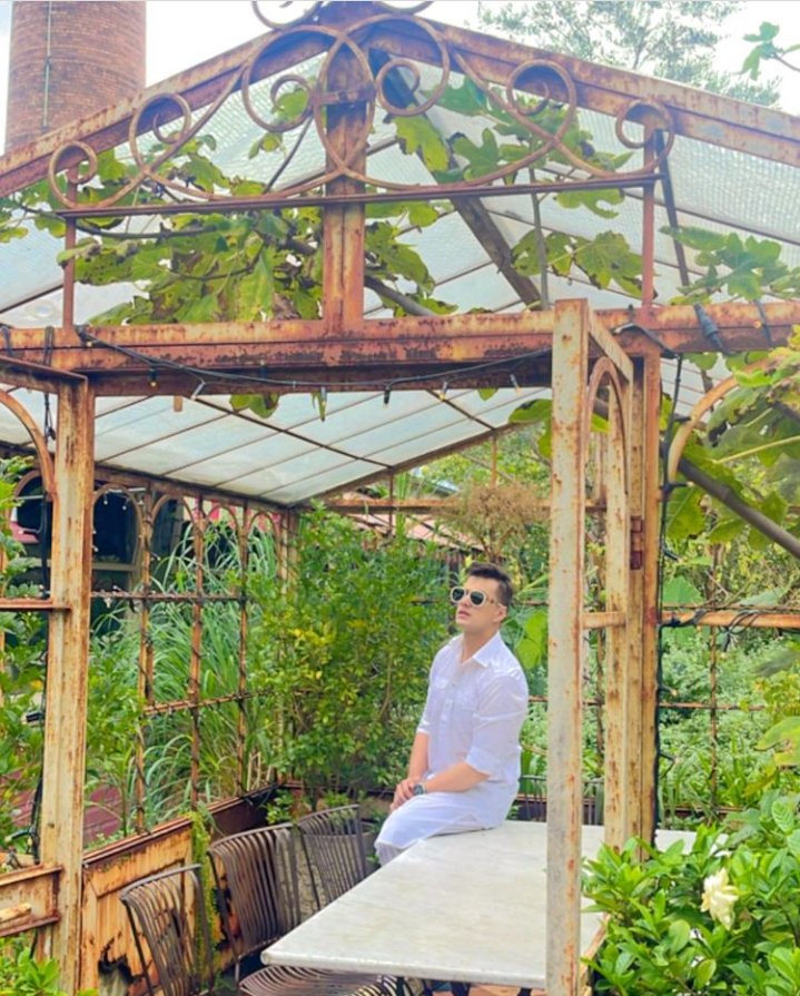 &amp; another day of singing for him "Dekhu mai tujhe yaa dekhu kudrat k nazare.. Mushkilon me h dil mera"❤😍💫

Him in white pathani Kurta 🔥😍with beautiful view n place☘️🍃

#MohsinKhan #MoMinions