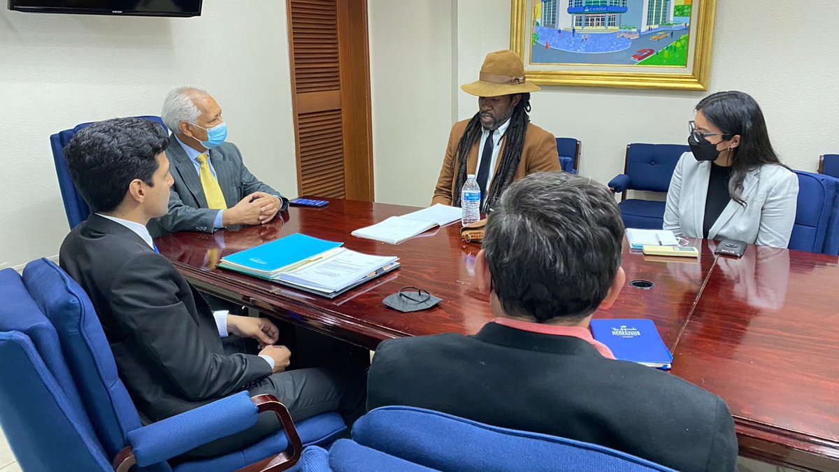 ONUHonduras's tweet photo. Continuando con la misión de @UNESCOsanjose en 🇭🇳, en representación de UNESCO, @JHowellKnight1, se reunió con el Presidente de @CONATELHN, @carlosjestrada y con AMARC HN para la cooperación en las buenas prácticas de la comunicación y lucha contra la desinformación. https://t.co/2wQue2e48N