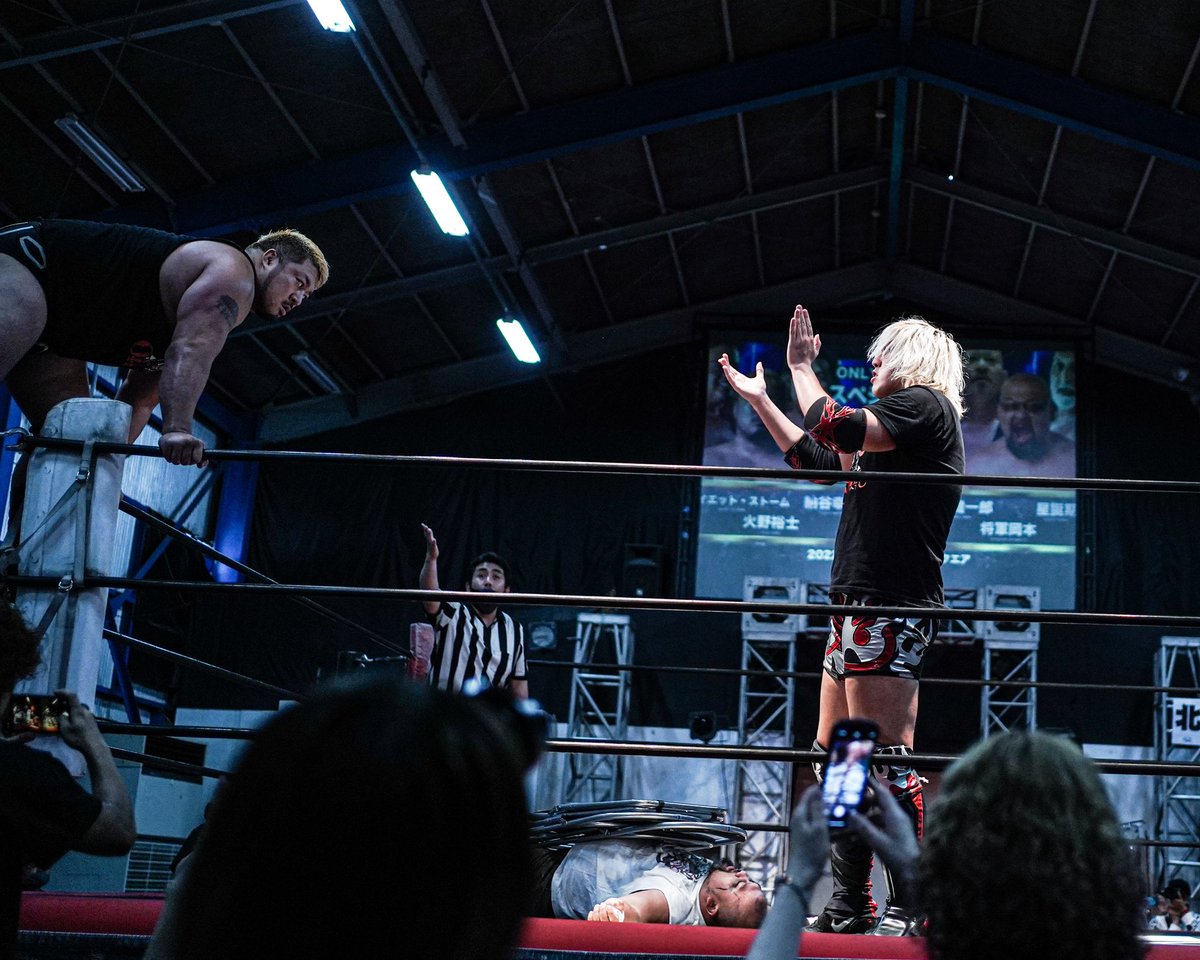 Uem_Ujr's tweet image. 2022.06.05 2AWスクエア［DDTプロレス］#ddtpro × #ONLYWE  #Roadtoサイバーファイトフェス #火野裕士 #納谷幸男
———

▼ ひのさんが跳べるように煽る煽る、なやさん