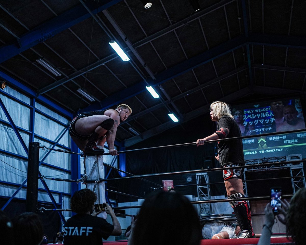 Uem_Ujr's tweet image. 2022.06.05 2AWスクエア［DDTプロレス］#ddtpro × #ONLYWE  #Roadtoサイバーファイトフェス #火野裕士 #納谷幸男
———

▼ ひのさんが跳べるように煽る煽る、なやさん