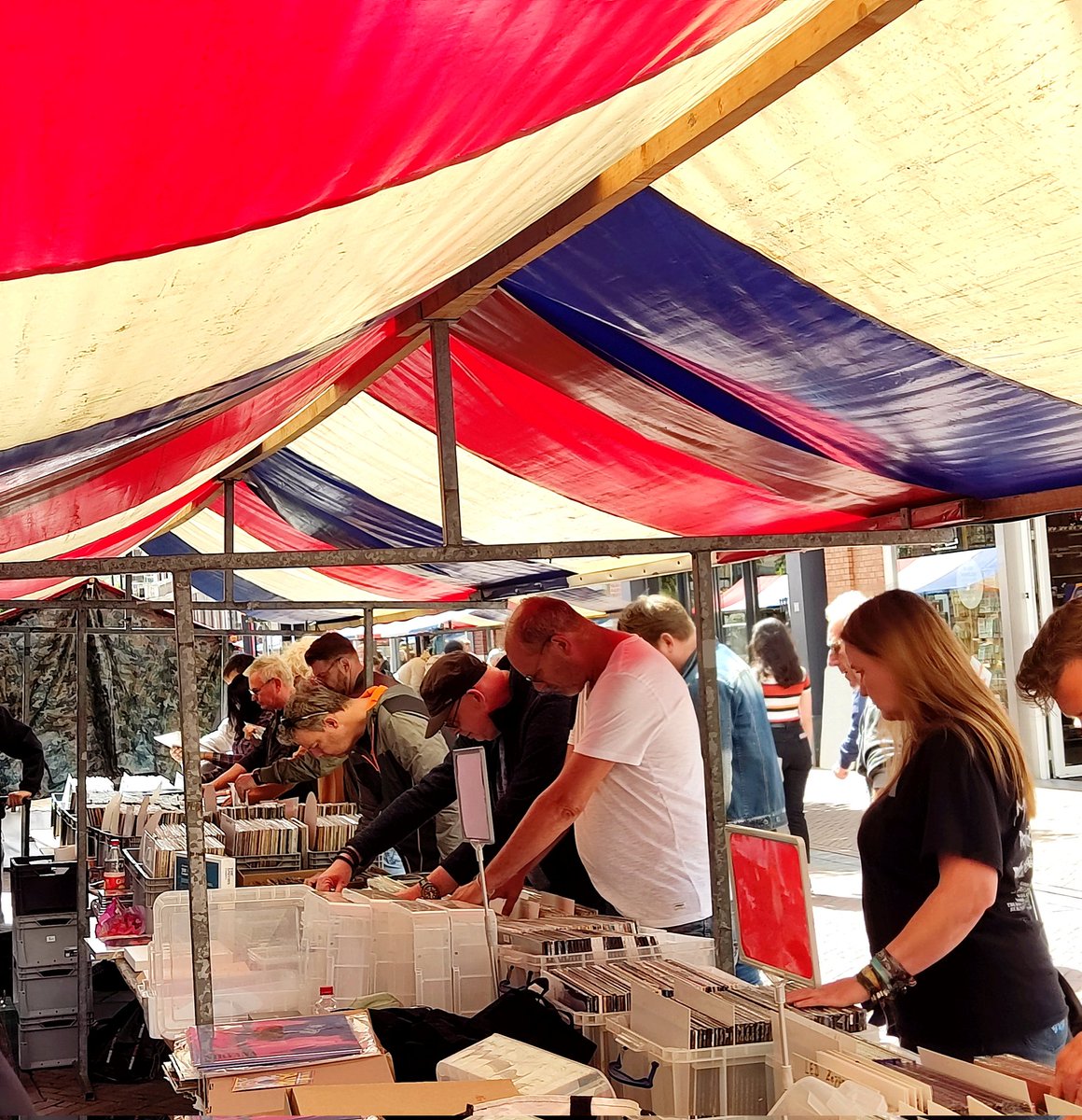 Op zoek naar het favoriete Vinyl op de #langsteplatenbeursvannederland
<a href="/APLDbinnenstad/">Apeldoorn binnenstad</a> <a href="/gem_apeldoorn/">Gemeente Apeldoorn</a> 
Gezelligheid en blij met de nieuwste aanwinsten 🎶👌