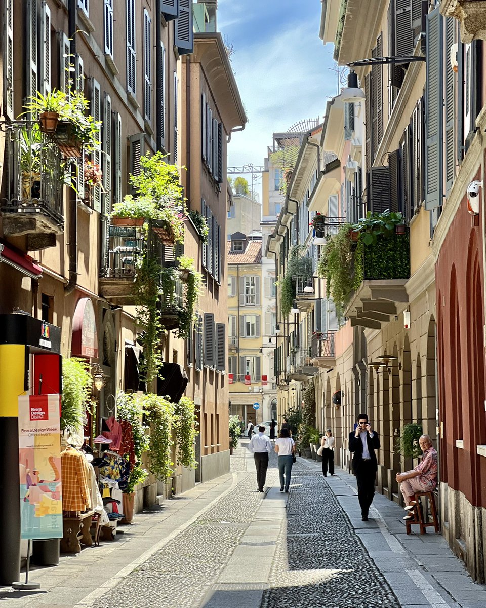 pichikyo's tweet image. ミラノデザインウィーク2022
ブレラ地区 Brera Design Districtへ
ブレラは銀座と代官山と京都足したみたいな伝統とトレンドが同居するミラノきってのお洒落エリアでどこ切り取っても絵になります😂
breradesigndistrict.it/en/
#ぴちきょサローネ2022