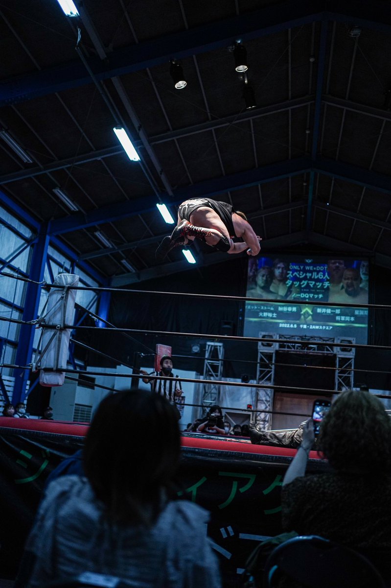 Uem_Ujr's tweet image. 2022.06.05 2AWスクエア［DDTプロレス］#ddtpro × #ONLYWE  #Roadtoサイバーファイトフェス #火野裕士
———

▼筋肉スプラッシュ・オン・ザ・チェア