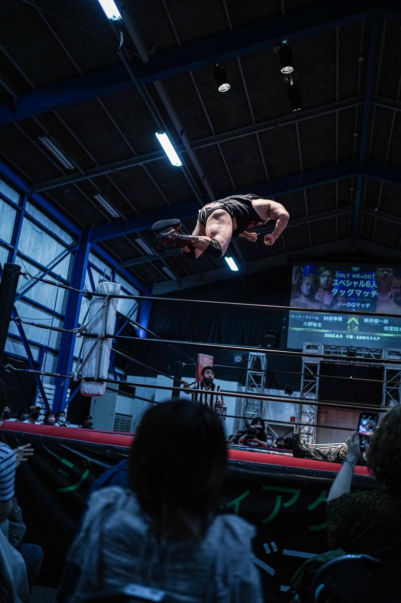 Uem_Ujr's tweet image. 2022.06.05 2AWスクエア［DDTプロレス］#ddtpro × #ONLYWE  #Roadtoサイバーファイトフェス #火野裕士
———

▼筋肉スプラッシュ・オン・ザ・チェア