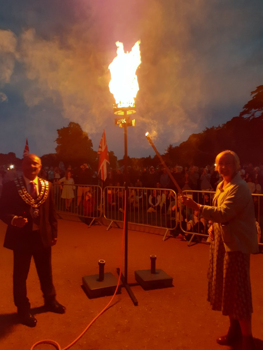 Photos still coming in, and here the Mayor of Swindon Cllr Abdul Amin and Claire Garrett DL of the Harbour Project light the splendid Beacon at Lydiard Park, Swindon @SwindonCouncil @swindonharbour