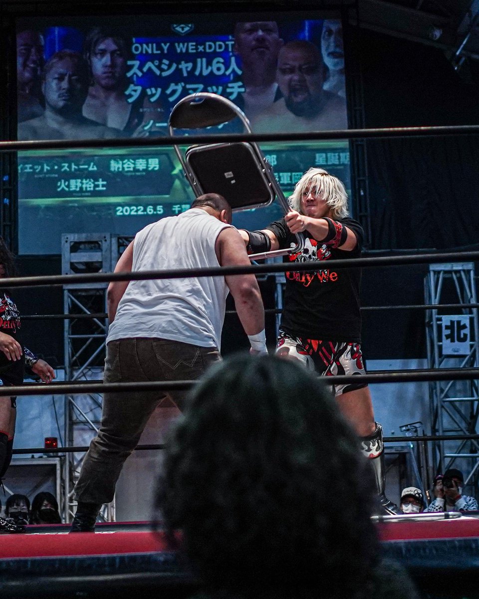 Uem_Ujr's tweet image. 2022.06.05 2AWスクエア［DDTプロレス］#ddtpro × #ONLYWE  #Roadtoサイバーファイトフェス #納谷幸男
———

▼『巨人に凶器を持たせたらどうなるか とことんやってやる』
