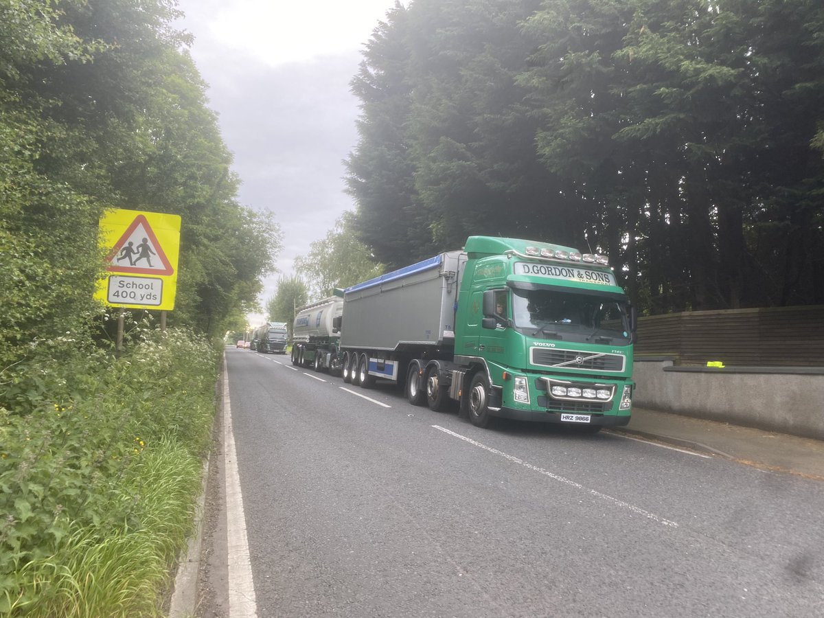 UniteunionNI's tweet photo. A strike by workers at @MoyPark #Randalstown feed mill has shut down production. Huge solidarity from delivery drivers to the pickets. Bosses’ refusal to deliver pay parity hurts workers &amp; will impact animal welfare. https://t.co/nhI8cq5QaB