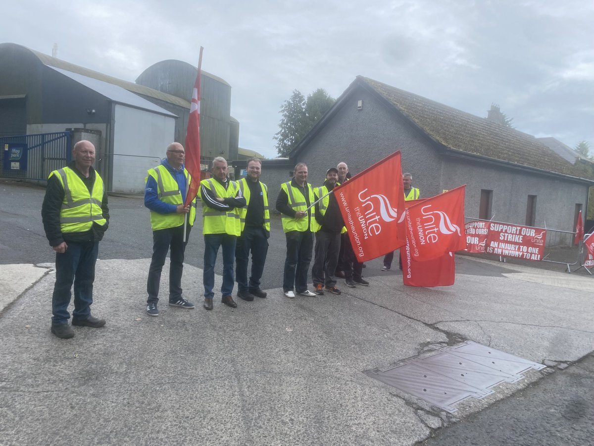 UniteunionNI's tweet photo. A strike by workers at @MoyPark #Randalstown feed mill has shut down production. Huge solidarity from delivery drivers to the pickets. Bosses’ refusal to deliver pay parity hurts workers &amp; will impact animal welfare. https://t.co/nhI8cq5QaB