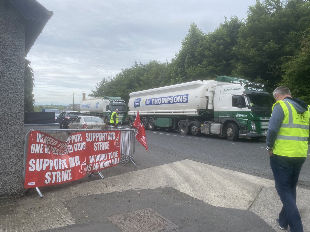 UniteunionNI's tweet photo. A strike by workers at @MoyPark #Randalstown feed mill has shut down production. Huge solidarity from delivery drivers to the pickets. Bosses’ refusal to deliver pay parity hurts workers &amp; will impact animal welfare. https://t.co/nhI8cq5QaB