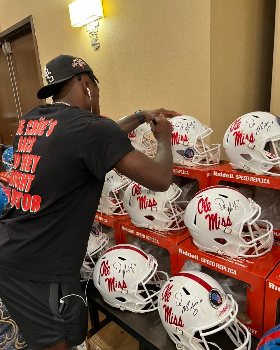 Thejerseysource's tweet photo. Coming SOON to our website...just added AJ Brown to Ole Miss Helmets already signed by DK Metcalf!
@1kalwaysopen_  @dkm14 

#OleMiss #AjBrown #DKMetcalf #whodoyoucollect #thejerseysource #jerseysource #sportsmemorabilia #thehobby https://t.co/PzgfoHEfhm
