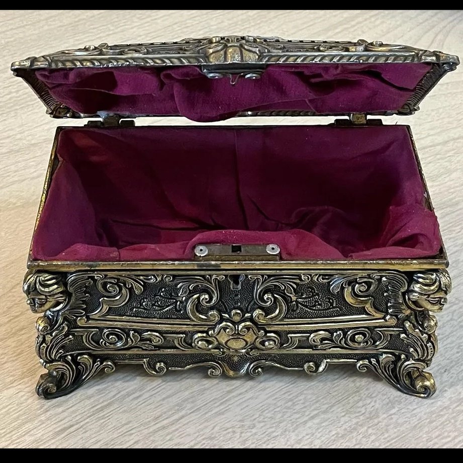 KensingtonRetro's tweet photo. NEW STOCK🚨
This beautiful cast brass Twentieth Century replica of a Baroque trinket box. Made in Italy. 
Height 20cm. Length 11cm. Depth 11cm. 
Price: R1200
.
#vintage #pridemonth2022 #SenzoMeyiwaTrail #Italian #antique #joburg #SouthAfrica #reuse #sale #business #LocalIsLekker https://t.co/9iYOGozSpu