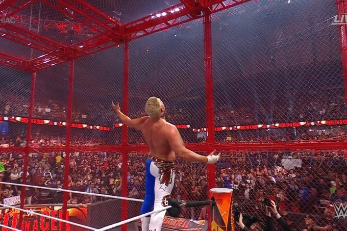 TIMWrestling's tweet photo. Posterior a #HellCL, Cody Rhodes tomo el micro y hablo con la gente, pidió perdón por llegar lesionado al combate y dejo en claro que el tomó la decisión de luchar, que nadie lo obligó hacerlo.

¡Recupérate pronto Cody! https://t.co/XSCDpg8EEc