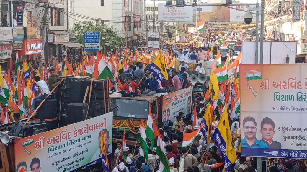 AAP_Baroda's tweet photo. अलग है भाषा, धरम, जात और प्रान्त, भेष, परिवेश
पर सबका एक है गौरव राष्ट्रध्वज तिरंगा श्रेष्ठ
#AKTirangaYatraInGujarat https://t.co/da236rkfwb