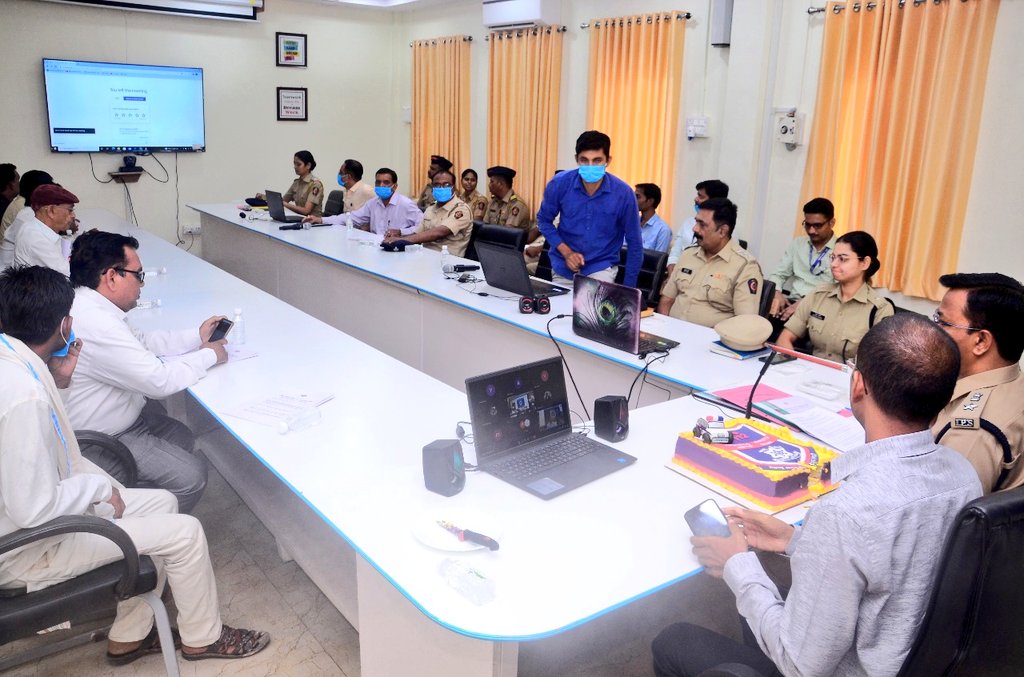 'Dial 112' प्रकल्पामध्ये प्रतिसाद वेळेत वाशिम जिल्हा पोलीस दल महाराष्ट्रातून प्रथम क्रमांकावर आहे. त्यामुळे मा.पालकमंत्री ना.श्री.<a href="/DesaiShambhuraj/">Shambhuraj Desai</a> यांनी टीम Dial 112चे व्हिडीओ कॉन्फरन्सद्वारे कौतुक केले.यावेळी मा.श्री.@digp_range व मा.श्री.<a href="/CollectorWashim/">Collector Washim</a> हजर होते.
<a href="/IPS_Bachchan/">Bachchan Singh</a>