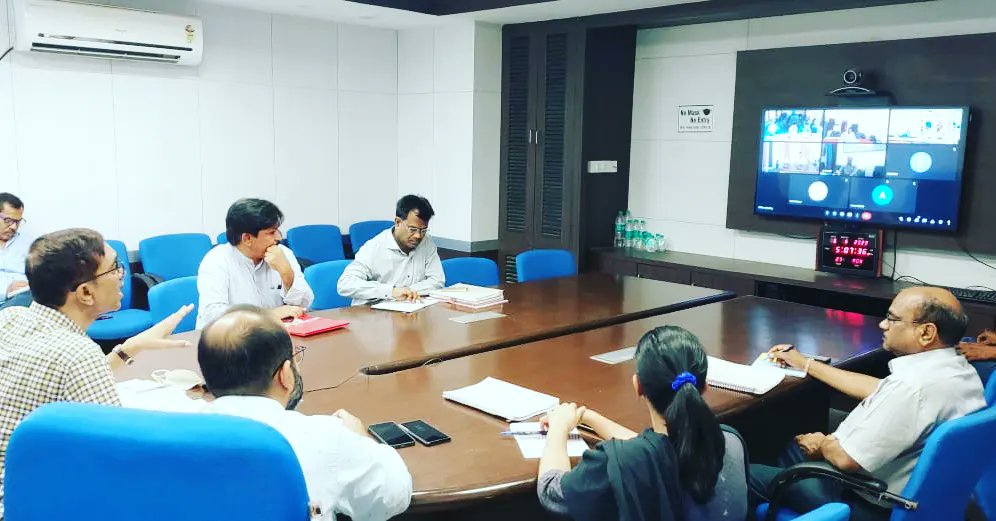 प्रेक्षक श्री खरे ने निर्वाचन की आगामी कार्यवाही की व्यवस्थाओं के बारे में जानकारी ली। वीसी के दौरान अपर कलेक्टर श्रीमती गुंचा सनोबर, उप जिला निर्वाचन अधिकारी श्री बृजेश सक्सेना तथा सभी अनुभागों से आरओ, एआरओ वीसी के माध्यम से उपस्थित थे।

#JansamparkMP 
#MPLocalElections