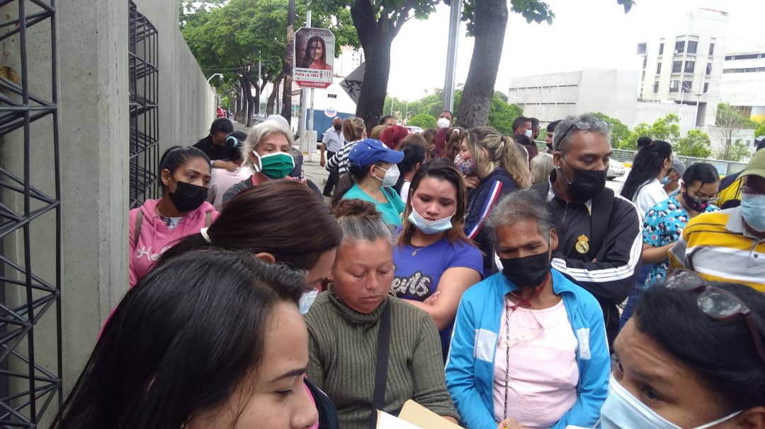 #8:50am #AHORA #Caracas | El Proyecto aprobado de telefonía y de internet comenzó a ejecutarse en el 2016, pero #Cantv lo dejó incompleto. Este #6jun los vecinos organizados protestan para que la empresa de telecomunicaciones los atienda - vía infociudadana Carmen Monterrey