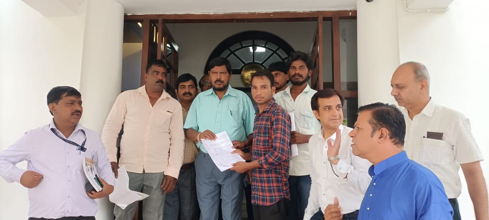 पिछले दो साल से (2020-21व 2021-22) प्रतापगढ़ जिले के आदिवासी छात्र छात्राओं की बकाया उत्तर मेट्रिक #छात्रवृत्ति को लेकर सामाजिक न्याय एवं अधिकारिता विभाग #भारतसरकार के #राज्यमंत्री <a href="/RamdasAthawale/">Ramdas Athawale</a> सर को ज्ञापन सौंप कर अवगत कराया ! 
@Freedomaadivasi <a href="/Suraj_Charpota1/">Archer Suraj Charpota</a>