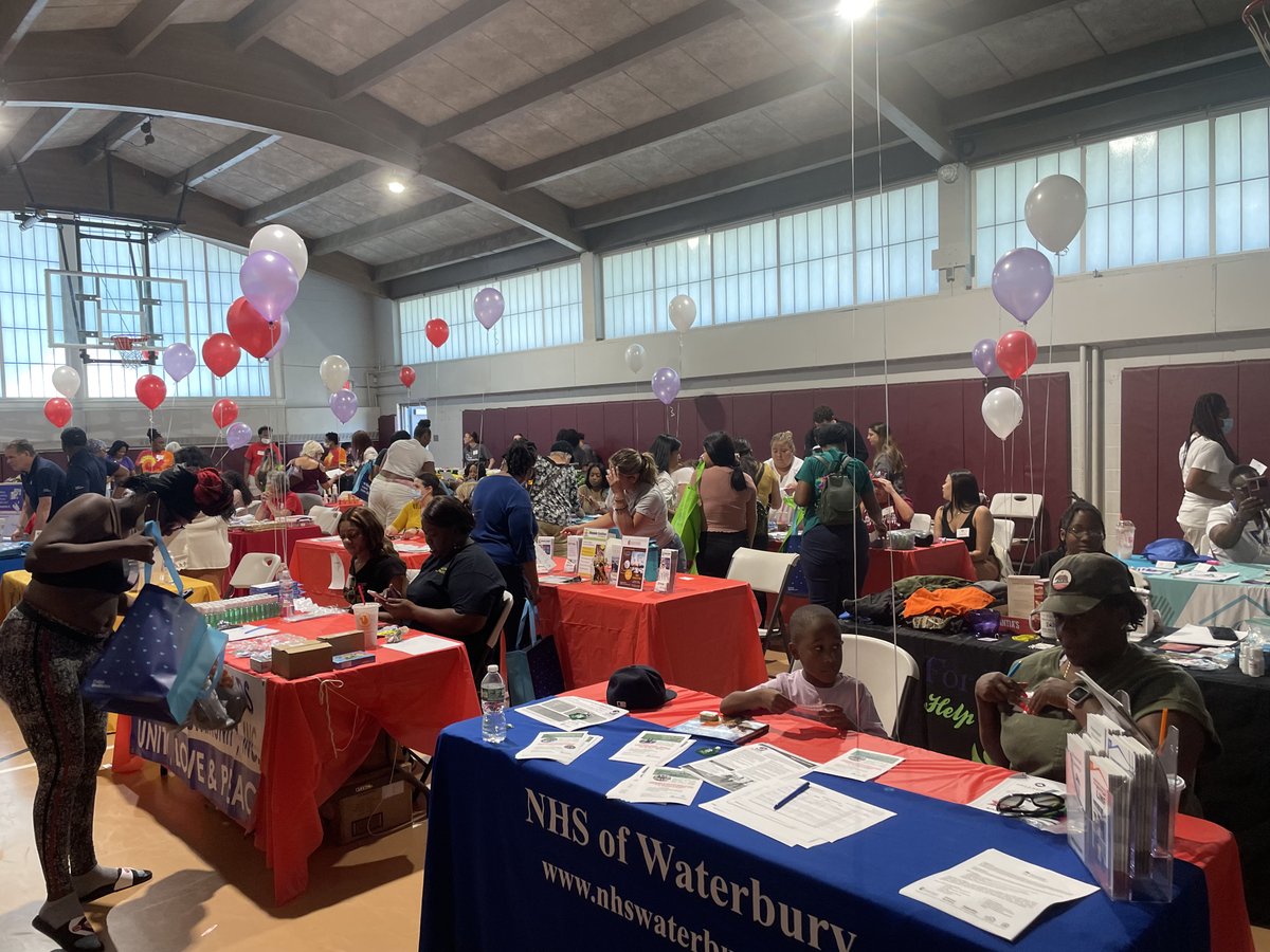 nestct_'s tweet photo. Over the weekend, we were able to share our services with others during the #Community Giveback Day event in #WaterburyCT. Thank you to Simona Carter, resident leader and #NHSW #volunteer, for hosting our table at the event. #InThisTogether #ItTakesAVillage https://t.co/aKTP4zvFpE